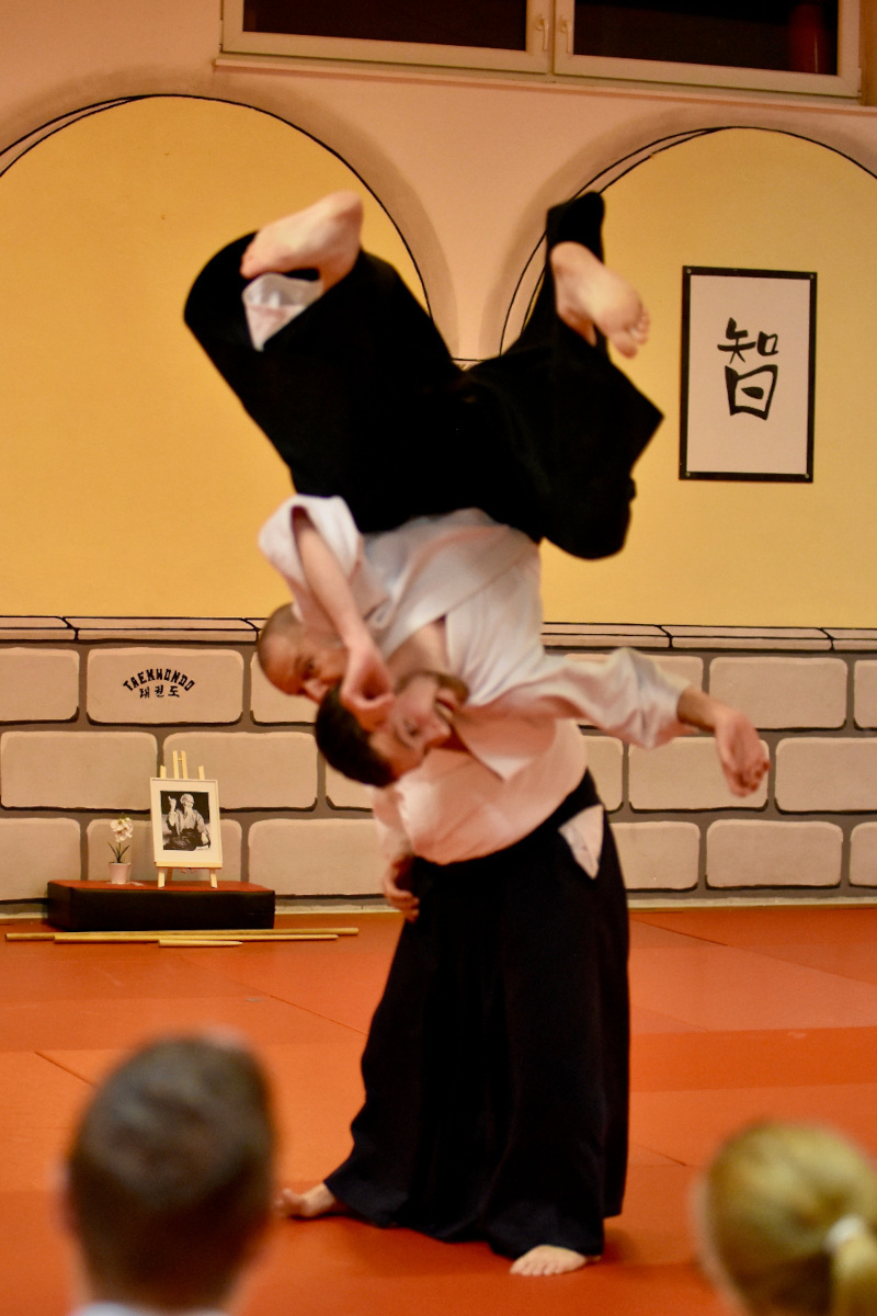 Lukas wird über den Rücken geworfen